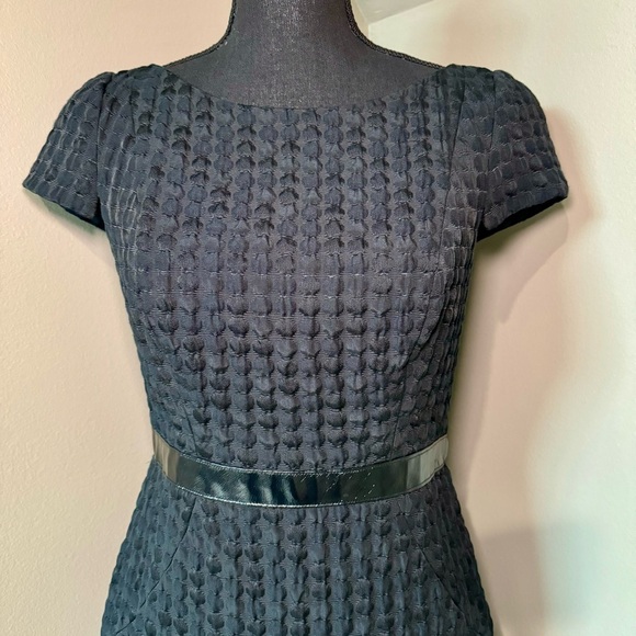 Vintage Carmen Marc Valvo black puckered sheath dress with patent trim size 6 - Picture 2 of 7